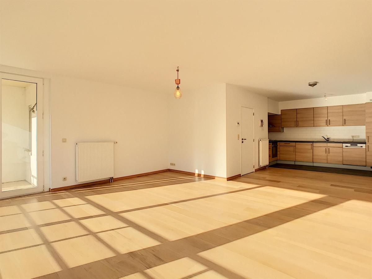 VDK/Churchill : Bel appartement moderne + balcon