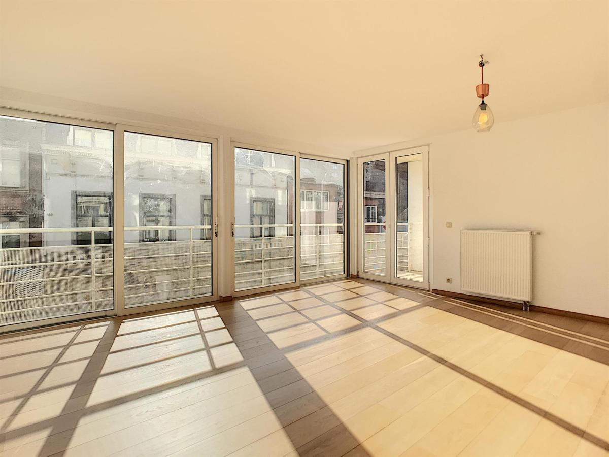 VDK/Churchill : Bel appartement moderne + balcon