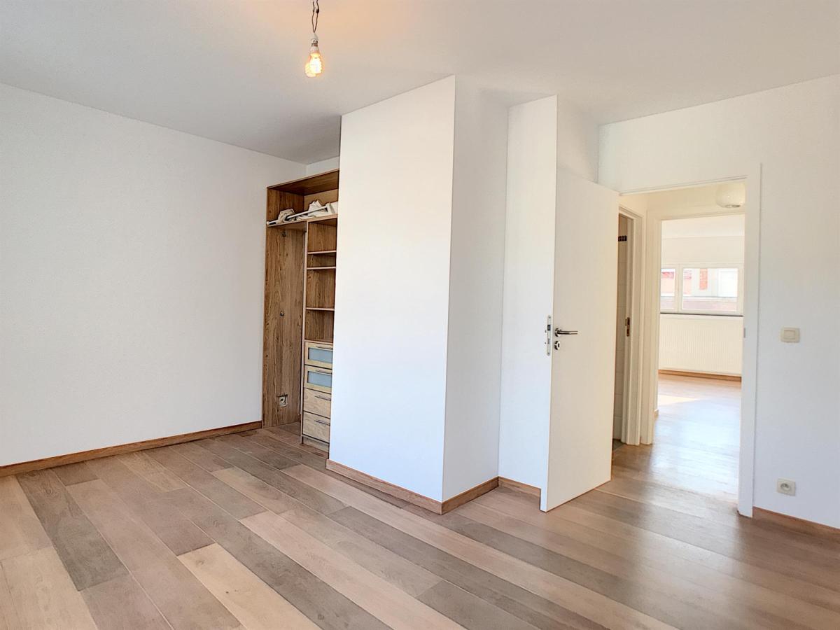 VDK/Churchill : Bel appartement moderne + balcon