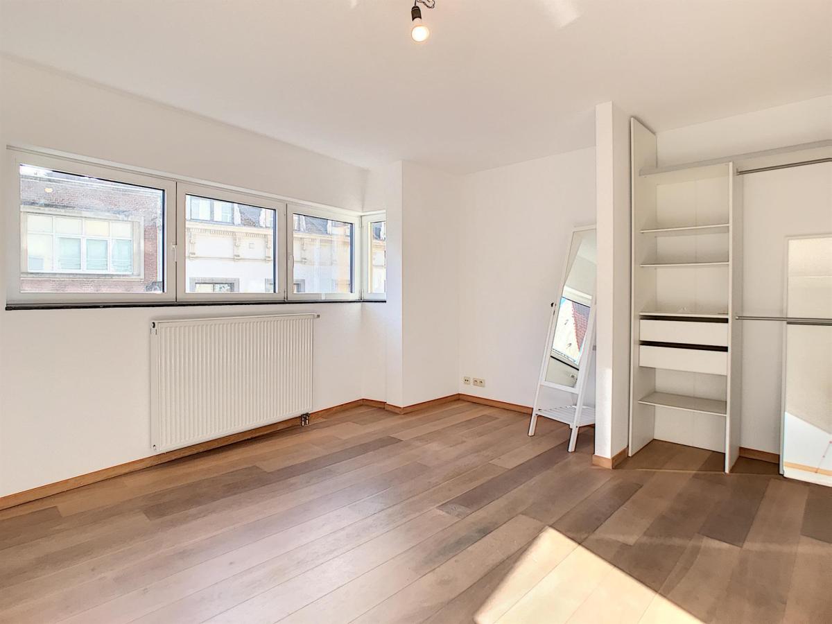 VDK/Churchill : Bel appartement moderne + balcon