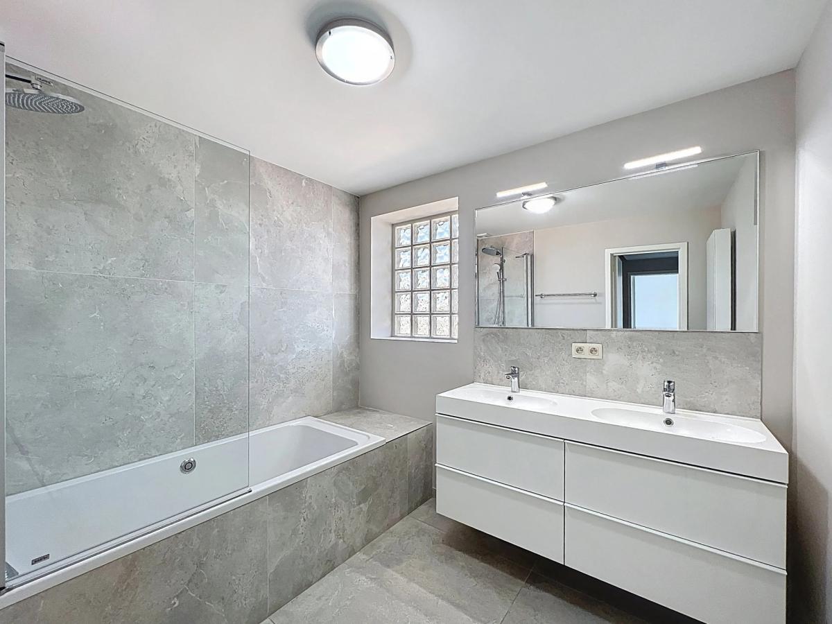 Cinquantenaire : Superbe penthouse + vue panoramique