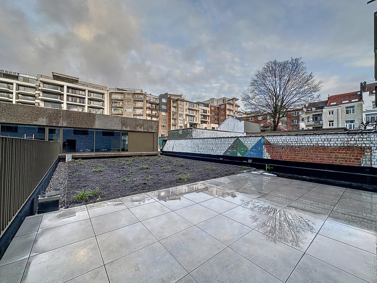 Collège 17 : Beau RDC neuf + vaste terrasse + parking