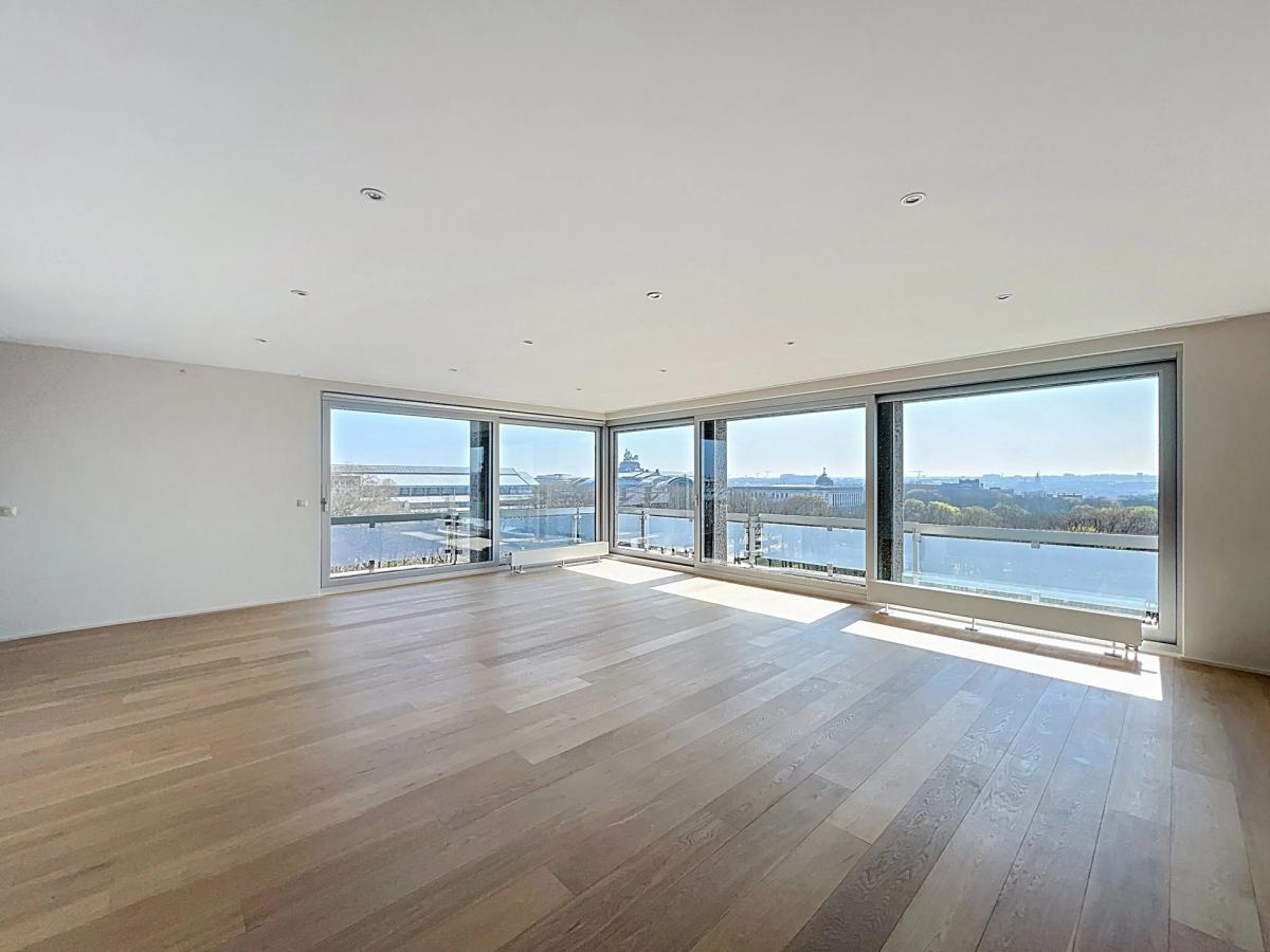Cinquantenaire : Superbe penthouse + vue panoramique