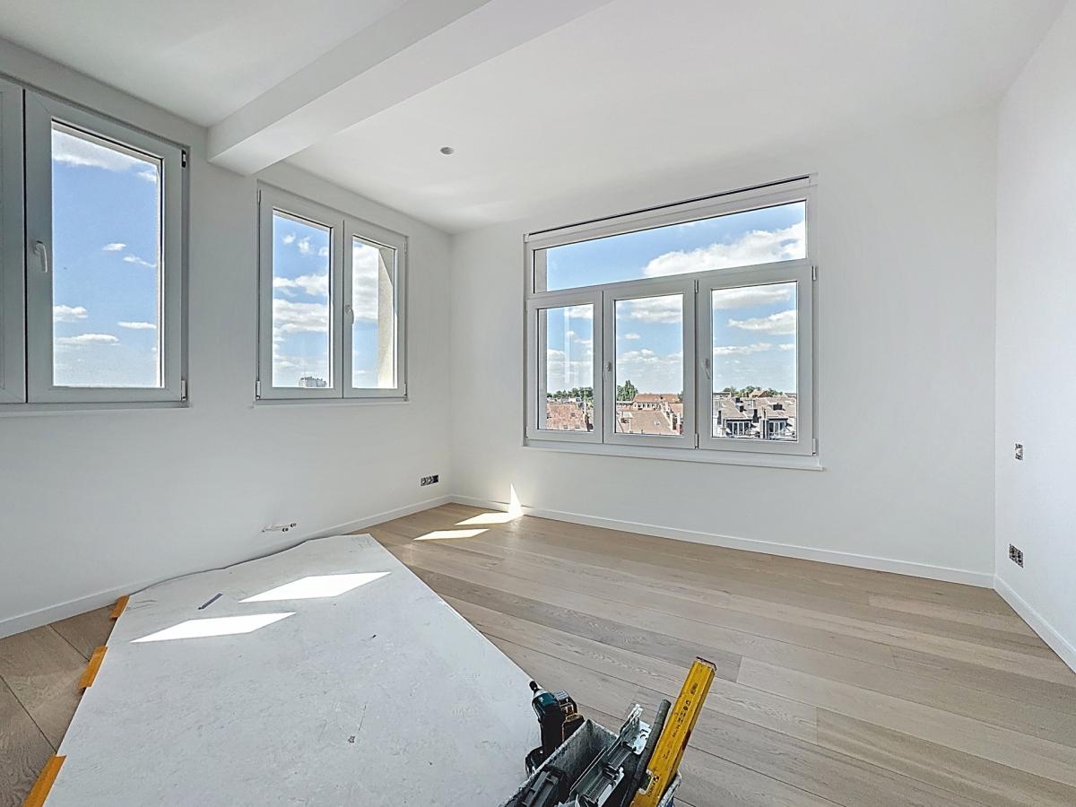 Quartier Molière, penthouse rénové 3 ch avec grande terrasse