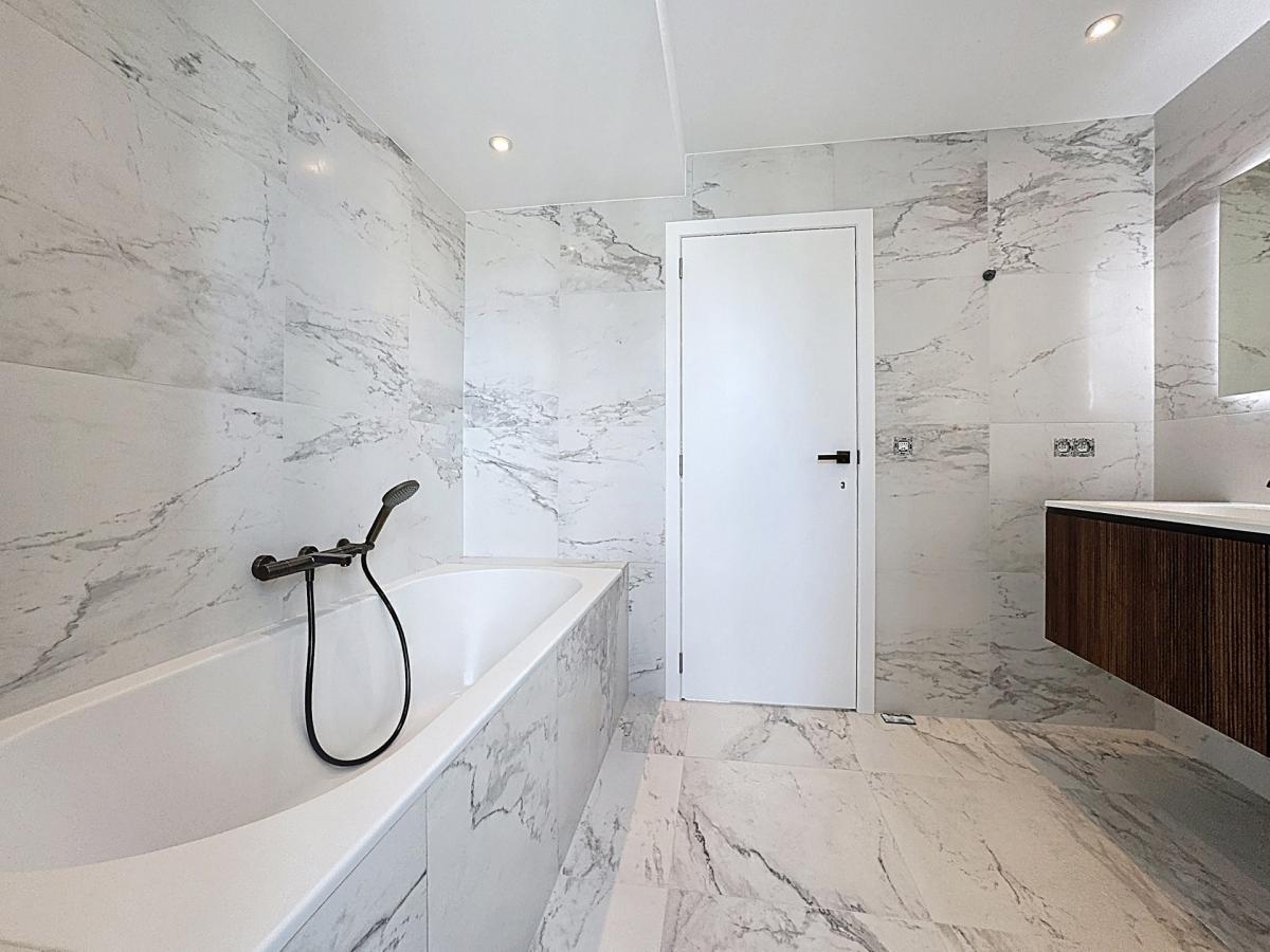 Quartier Molière, penthouse rénové 3 ch avec grande terrasse