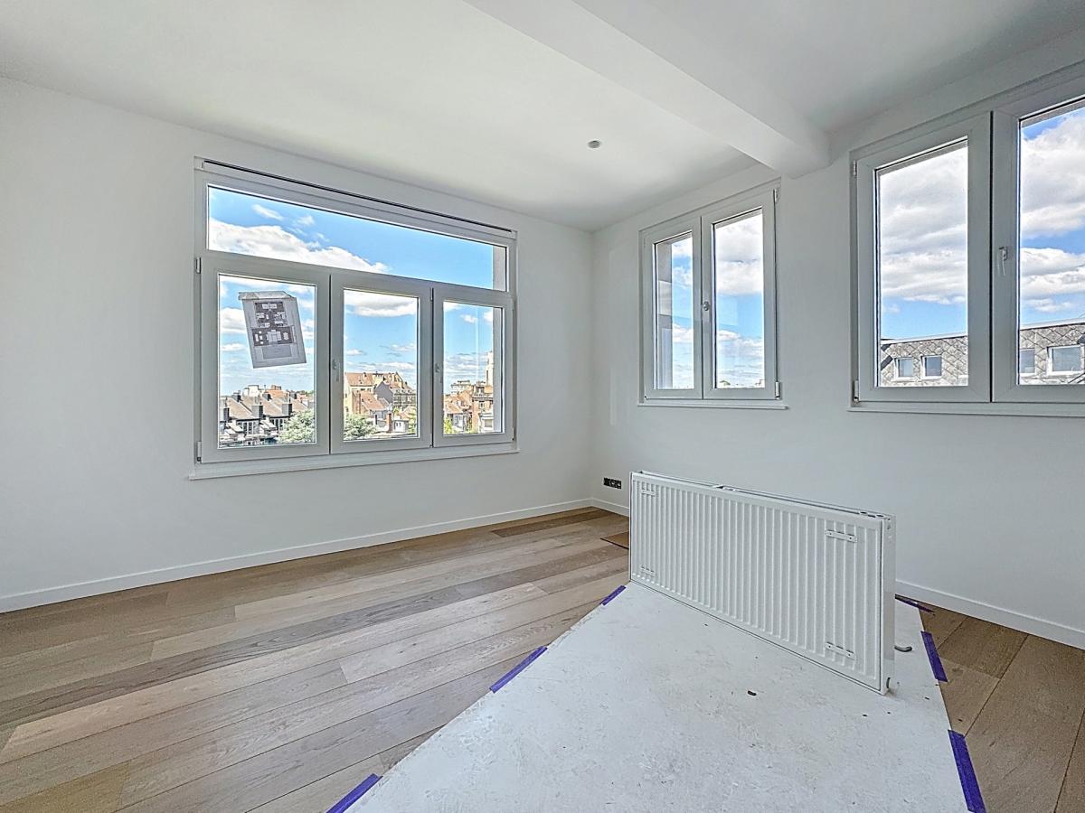 Quartier Molière, penthouse rénové 3 ch avec grande terrasse