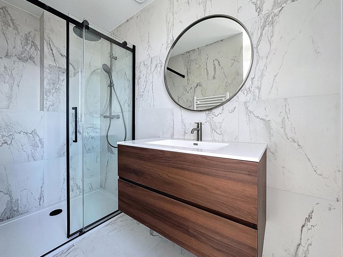 Quartier Molière, penthouse rénové 3 ch avec grande terrasse