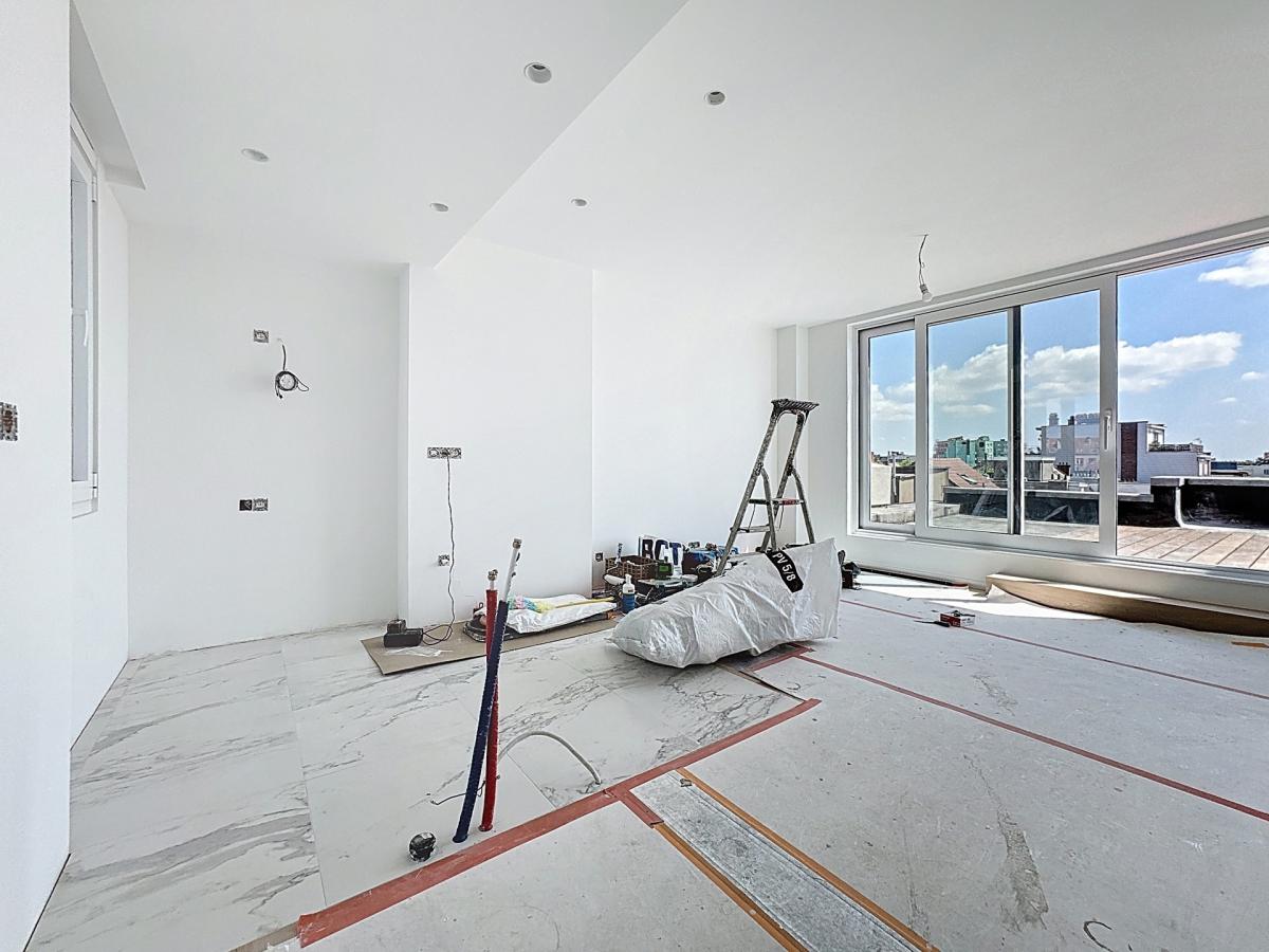 Quartier Molière, penthouse rénové 3 ch avec grande terrasse