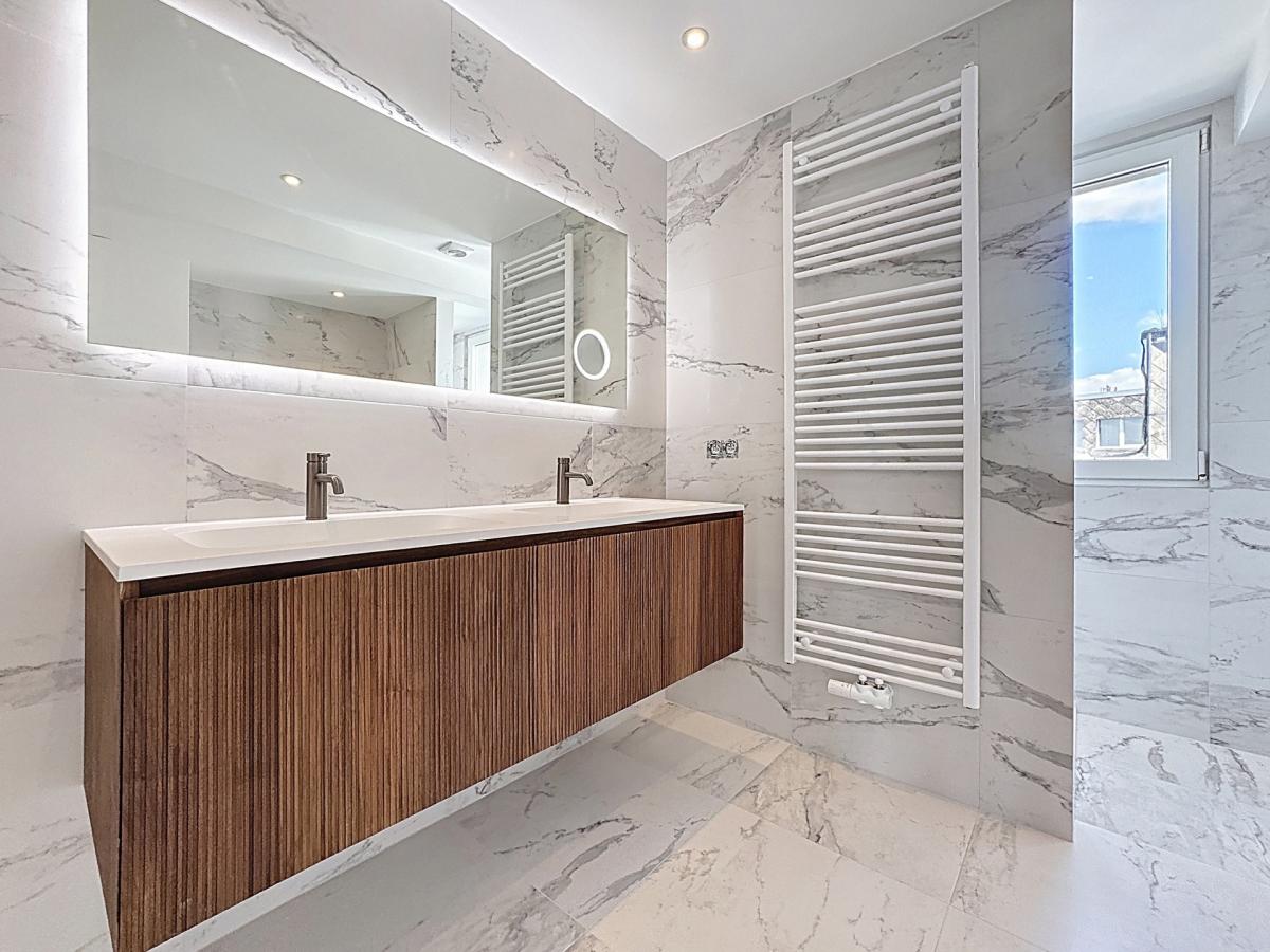 Quartier Molière, penthouse rénové 3 ch avec grande terrasse
