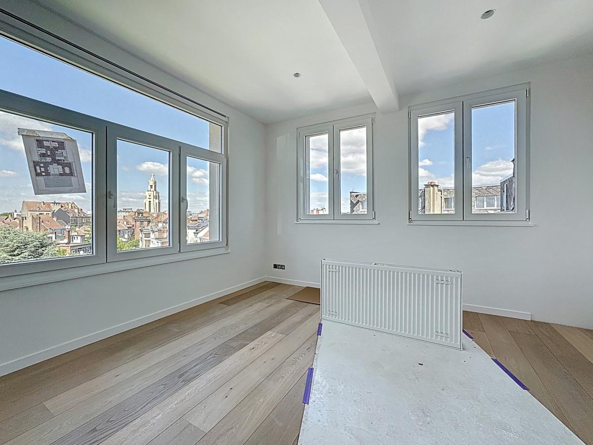 Quartier Molière, penthouse rénové 3 ch avec grande terrasse