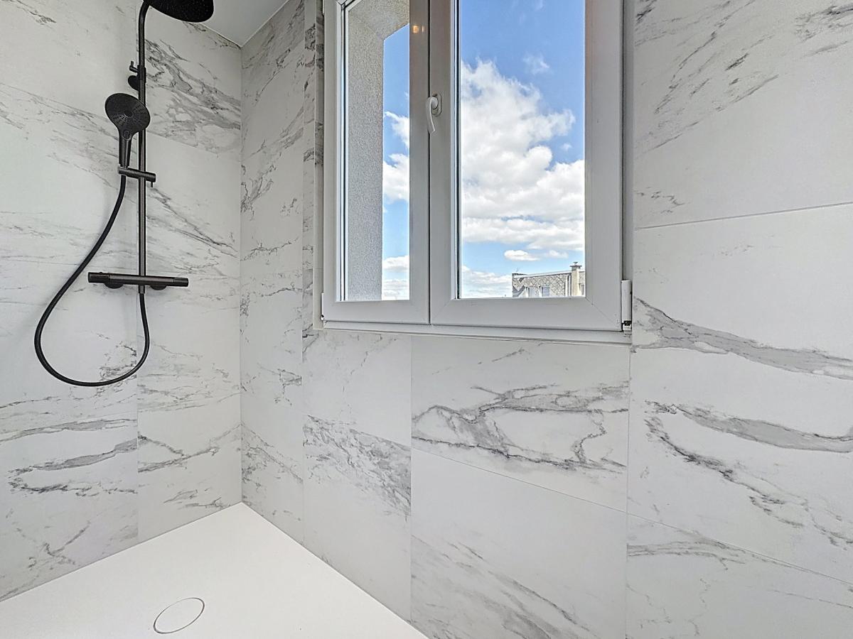 Quartier Molière, penthouse rénové 3 ch avec grande terrasse