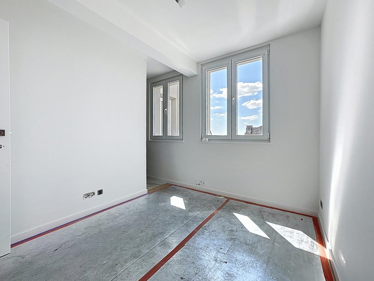 Quartier Molière, penthouse rénové 3 ch avec grande terrasse