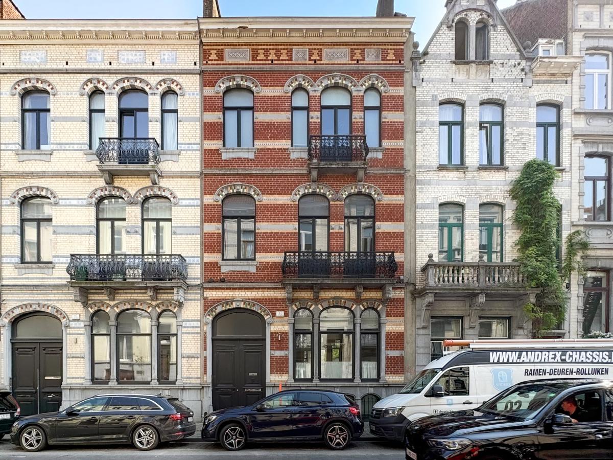 Châtelain:  Magnifique duplex rez-de-chaussée avec jardin