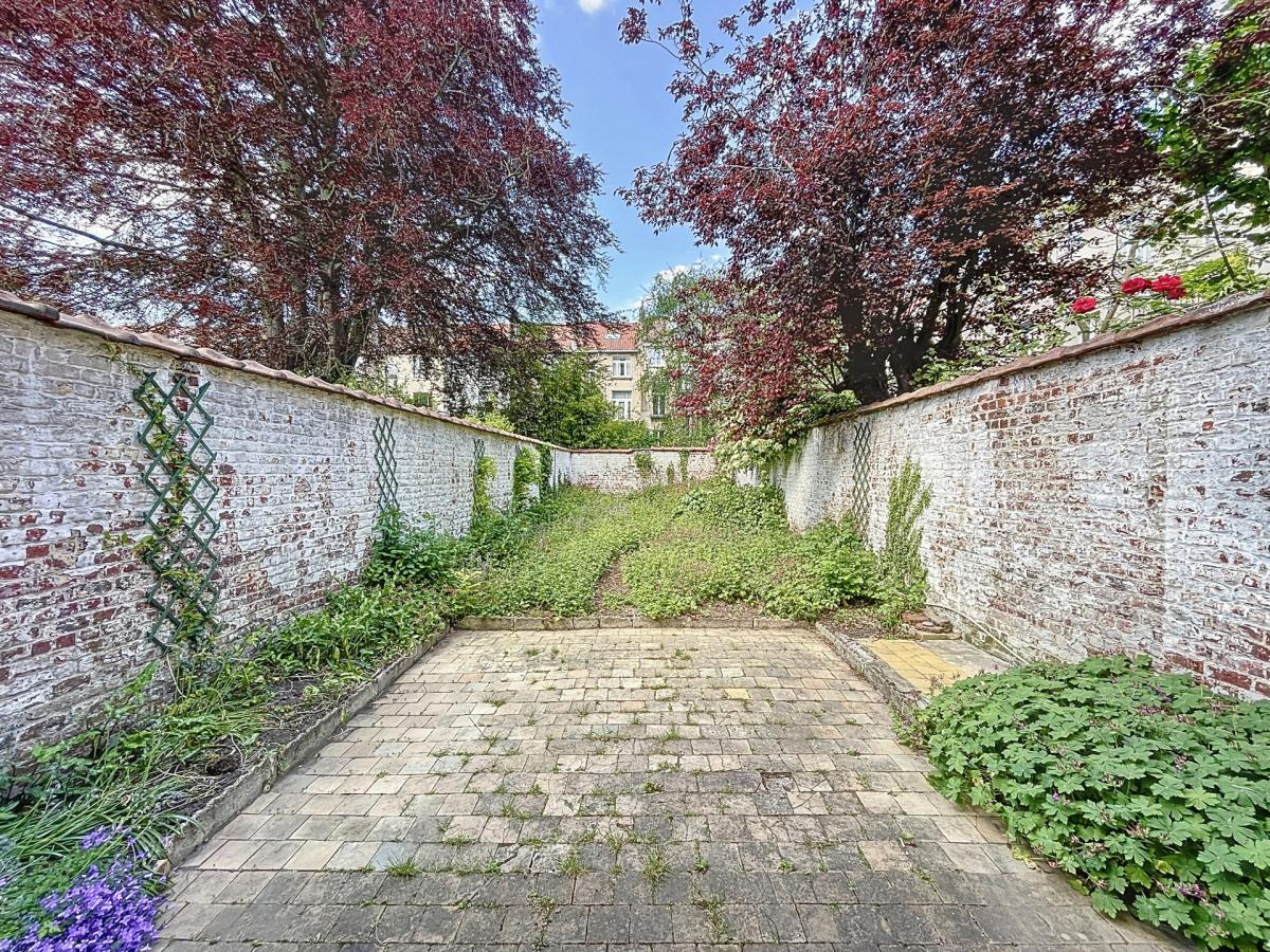 Pl. Brugmann : Beau rez-de-chaussée avec jardin 