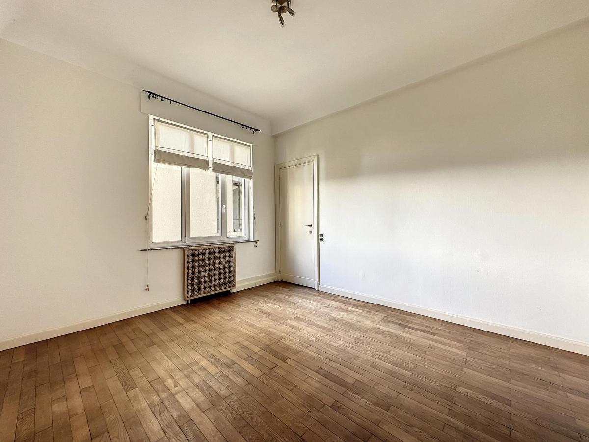 Louise/Châtelain : Somptueux appartement rénové 