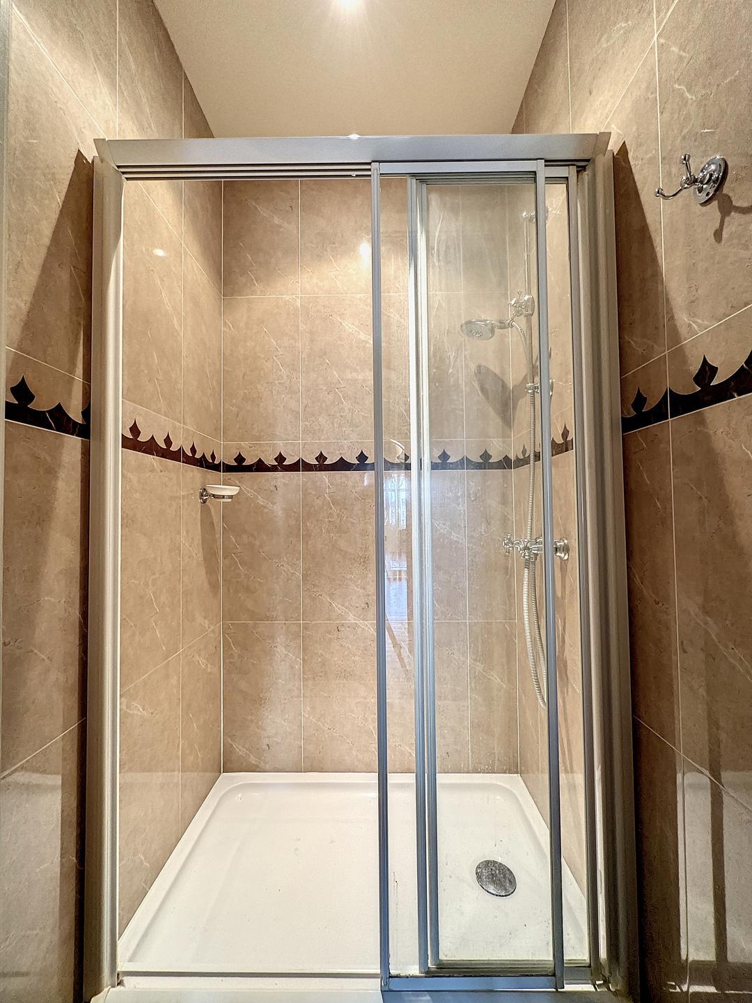 Louise/Châtelain : Somptueux appartement rénové 