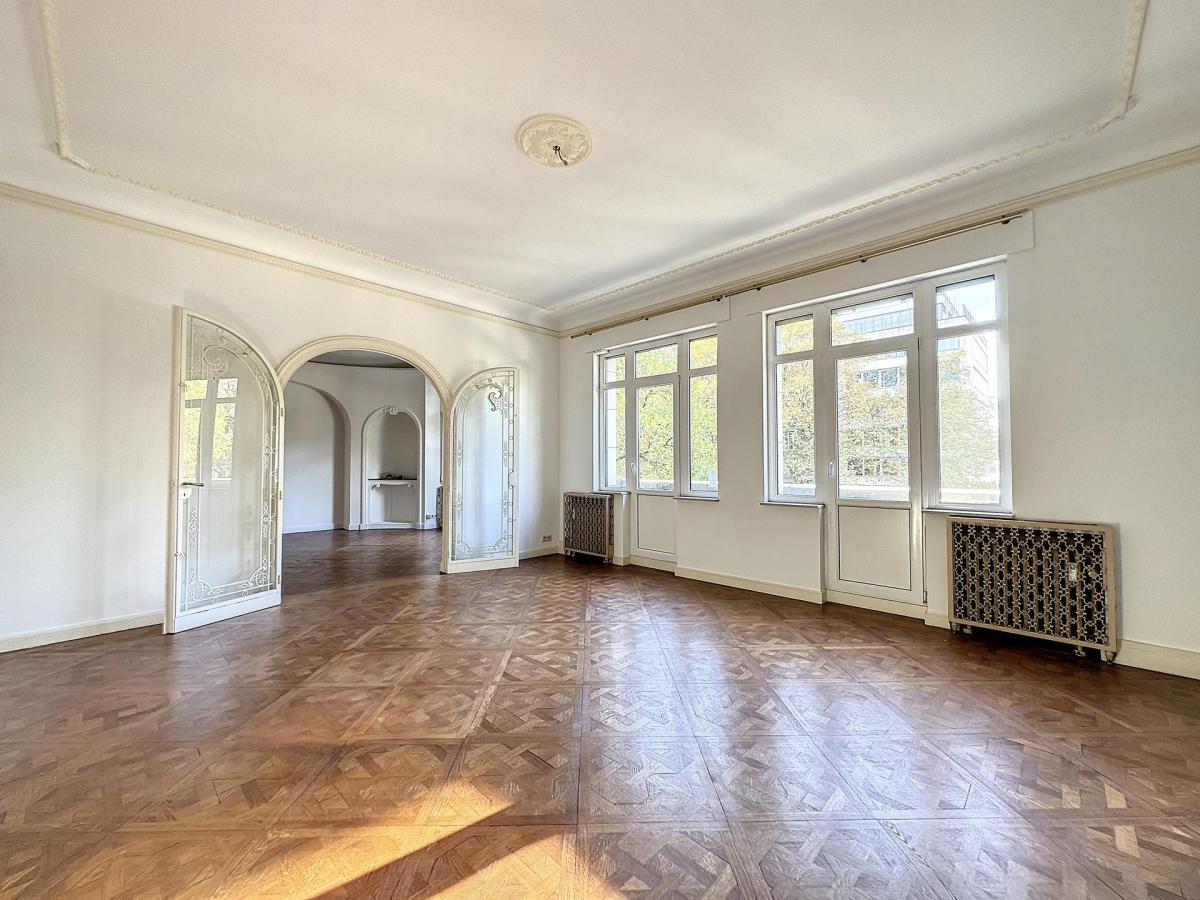 Louise/Châtelain : Somptueux appartement rénové 