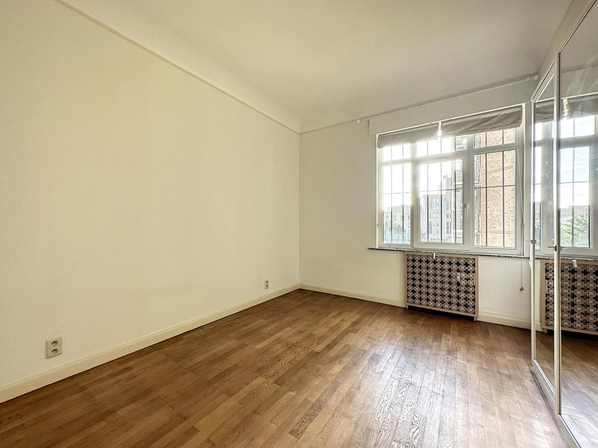 Louise/Châtelain : Somptueux appartement rénové 