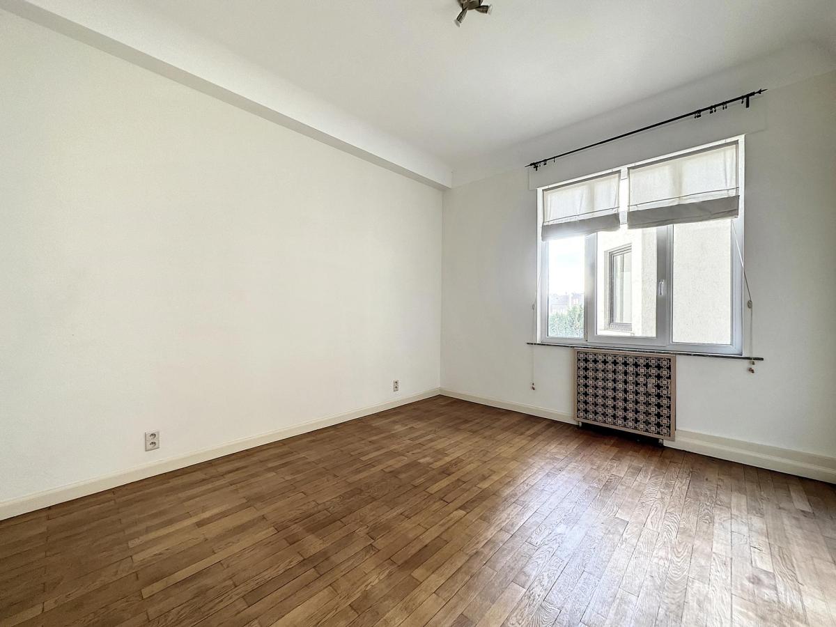 Louise/Châtelain : Somptueux appartement rénové 