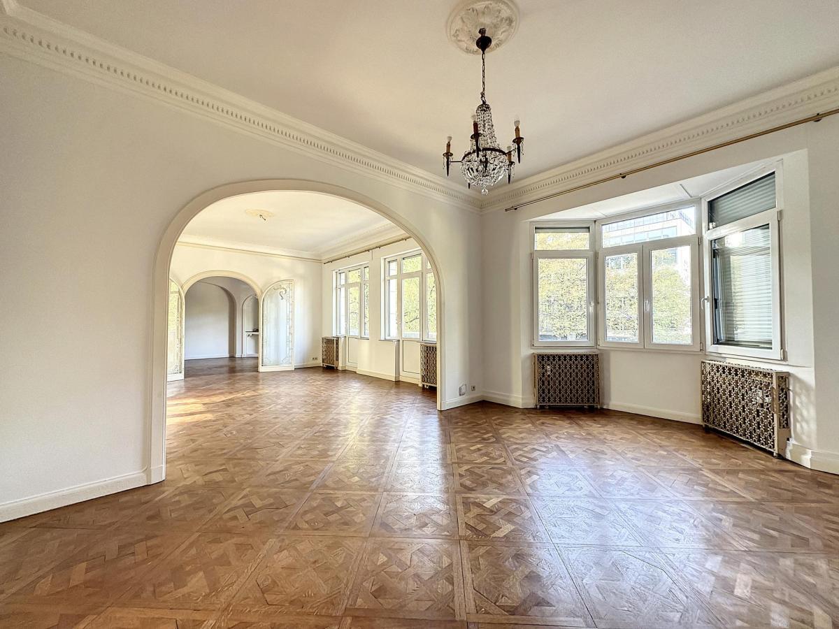Louise/Châtelain : Somptueux appartement rénové 