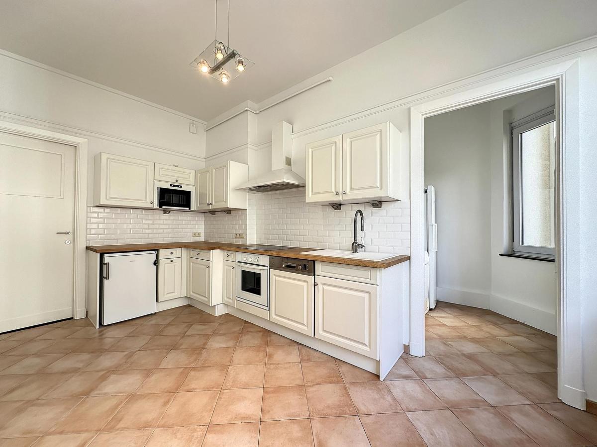 Louise/Châtelain : Somptueux appartement rénové 