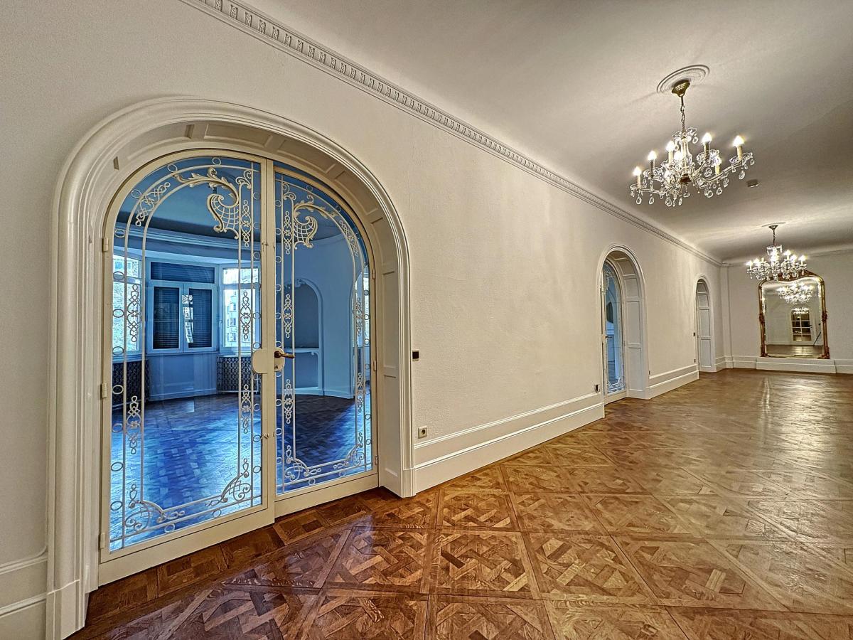 Louise/Châtelain : Somptueux appartement rénové 
