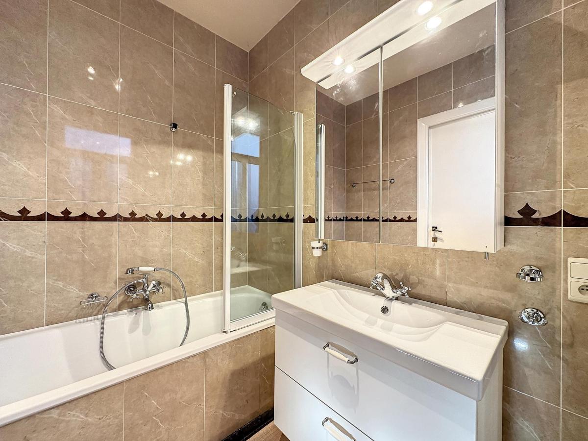 Louise/Châtelain : Somptueux appartement rénové 