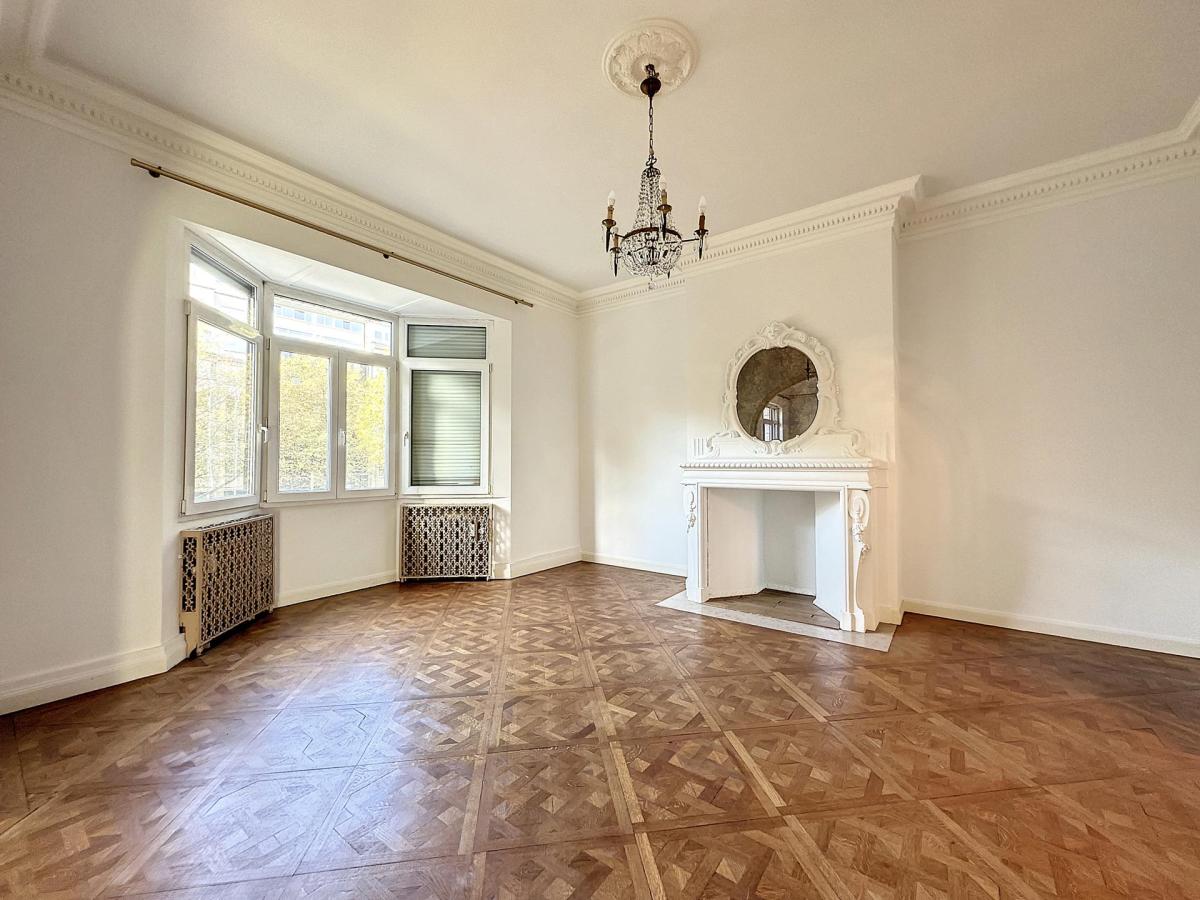 Louise/Châtelain : Somptueux appartement rénové 