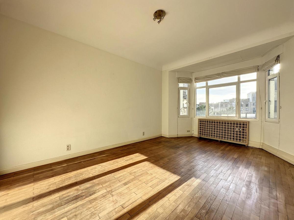 Louise/Châtelain : Somptueux appartement rénové 