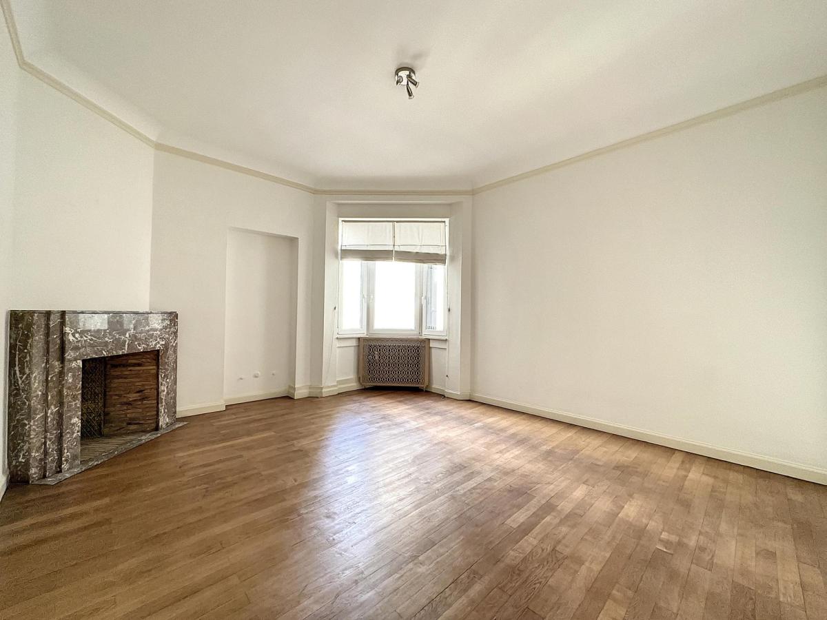 Louise/Châtelain : Somptueux appartement rénové 