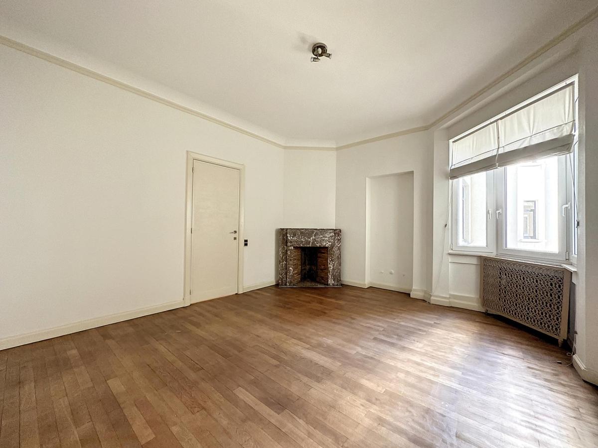 Louise/Châtelain : Somptueux appartement rénové 