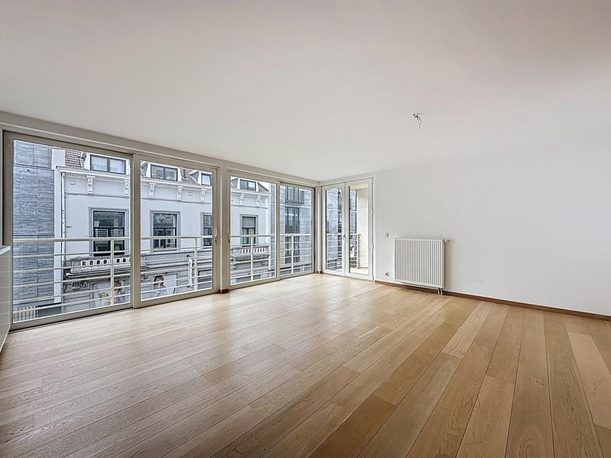 VDK/Churchill : Bel appartement moderne + balcon