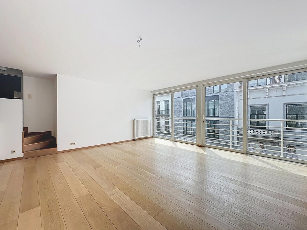VDK/Churchill : Bel appartement moderne + balcon