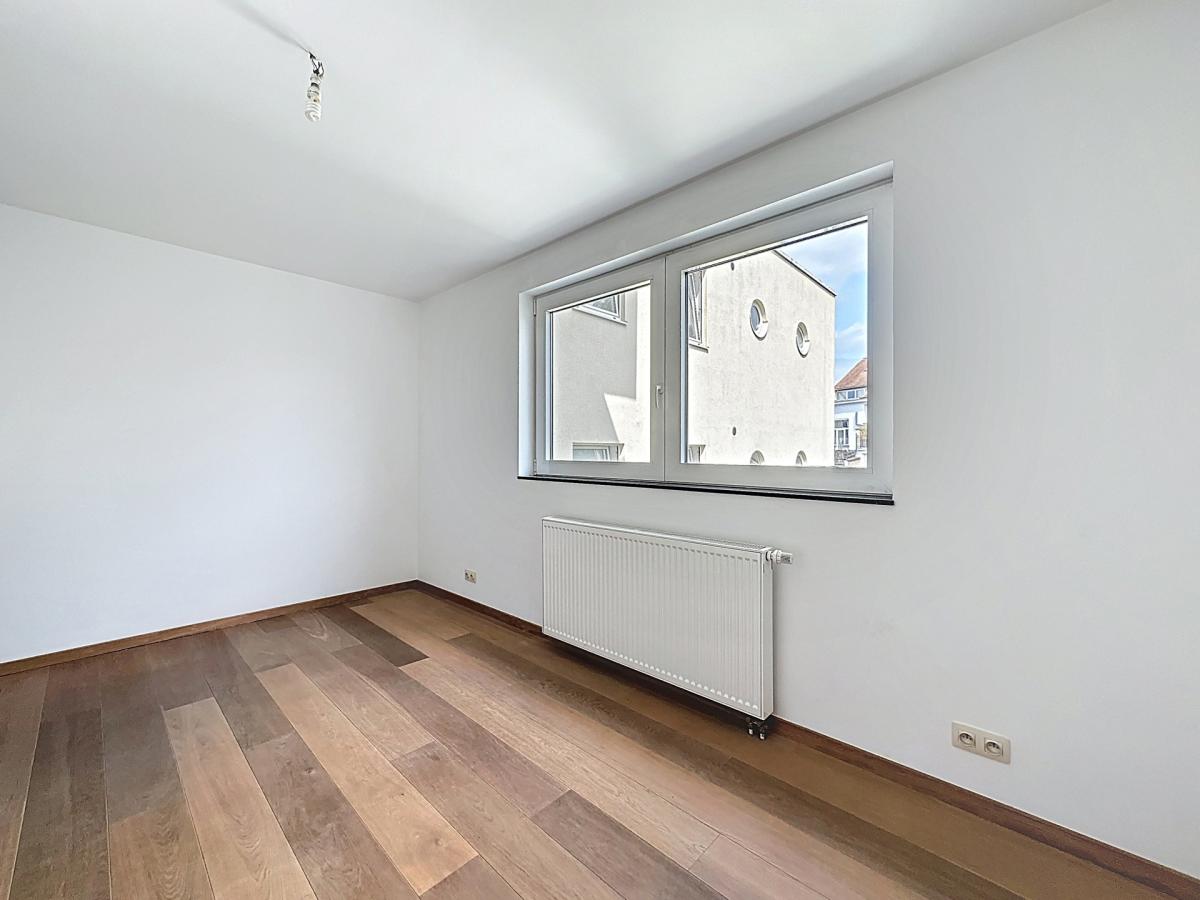 VDK/Churchill : Bel appartement moderne + balcon