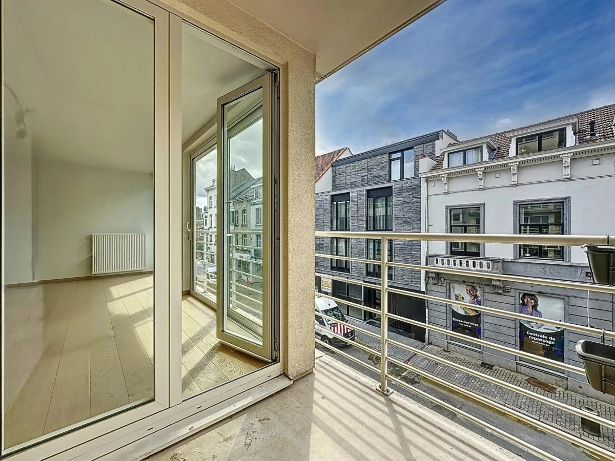 VDK/Churchill : Bel appartement moderne + balcon