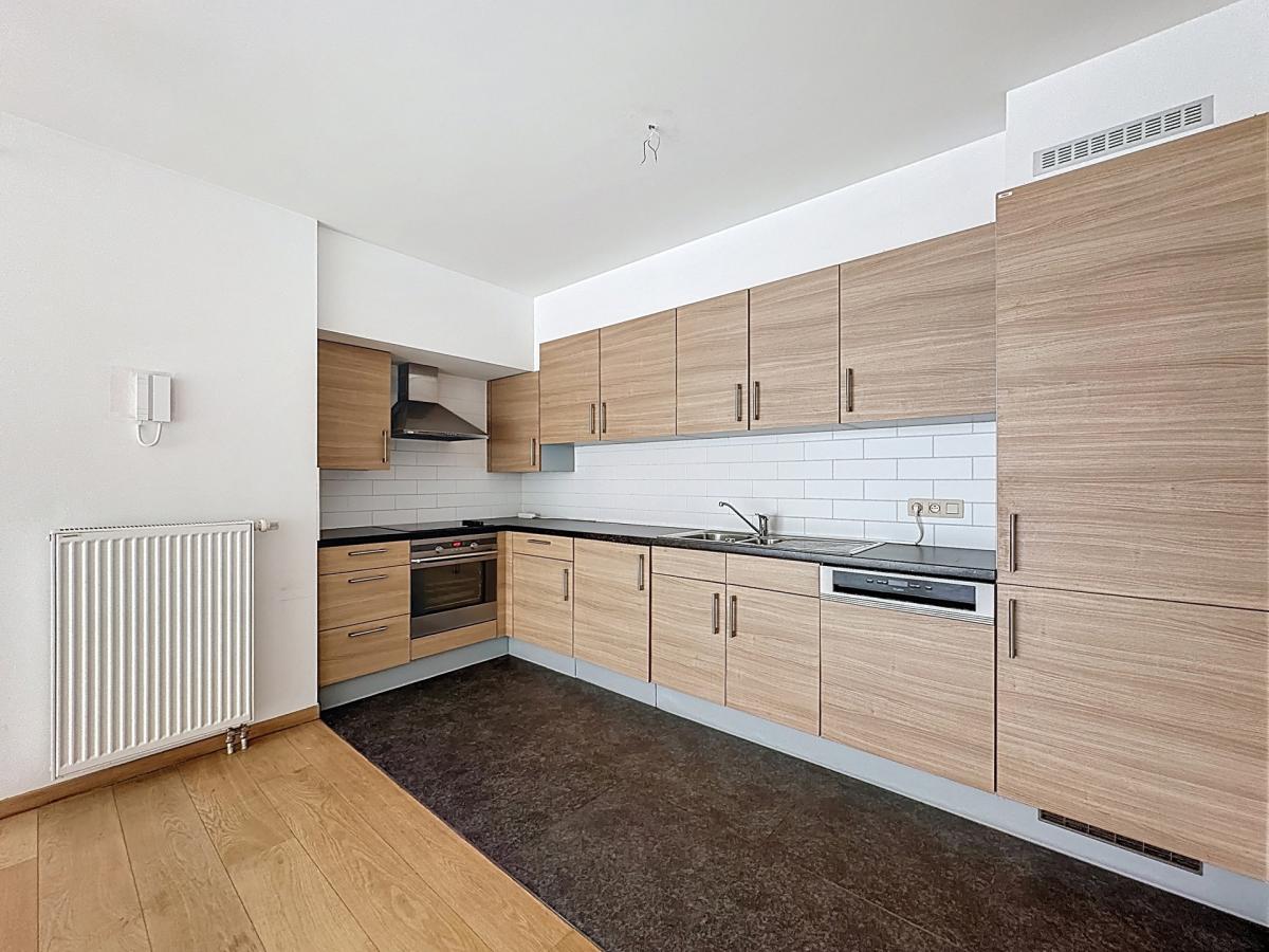 VDK/Churchill : Bel appartement moderne + balcon
