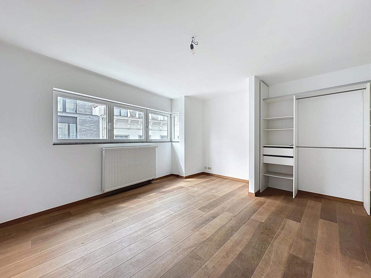 VDK/Churchill : Bel appartement moderne + balcon