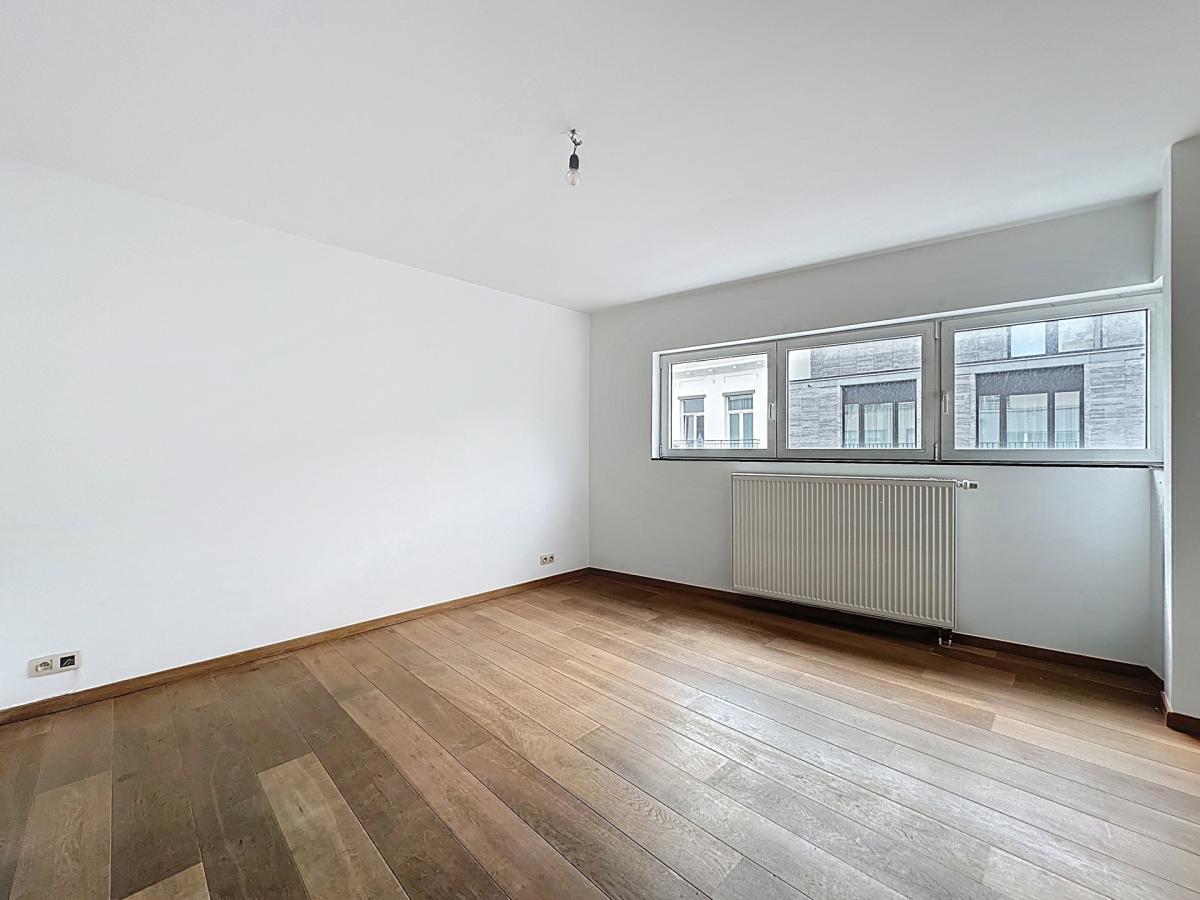 VDK/Churchill : Bel appartement moderne + balcon