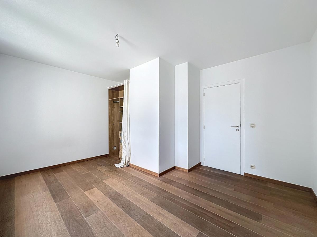 VDK/Churchill : Bel appartement moderne + balcon