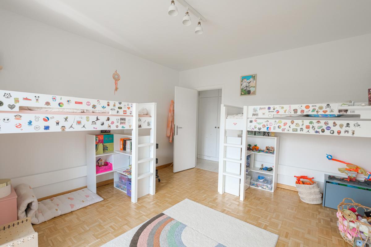 Altitude Cent:  Bel immeuble de rapport 5 unités + garage 