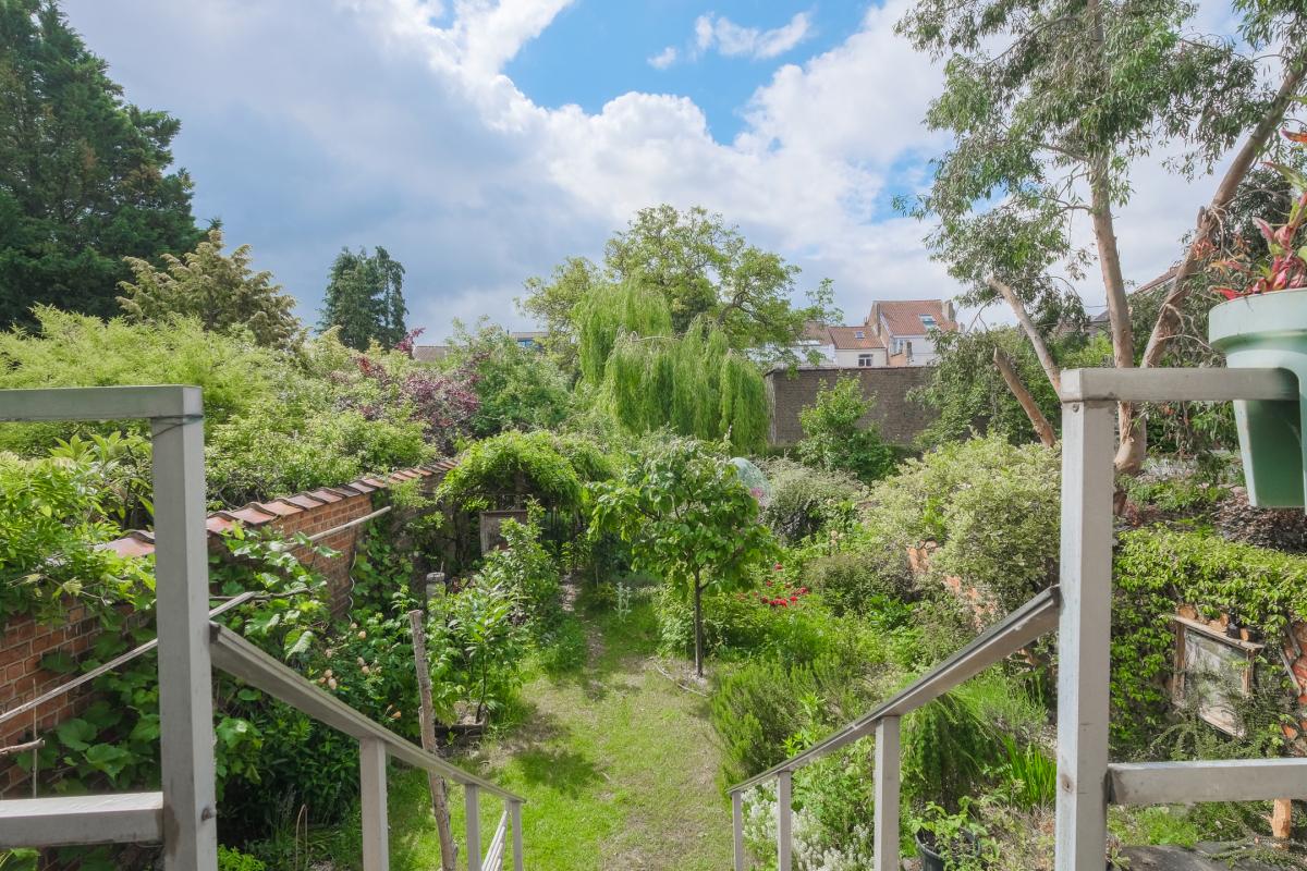 Altitude Cent:  Bel immeuble de rapport 5 unités + garage 