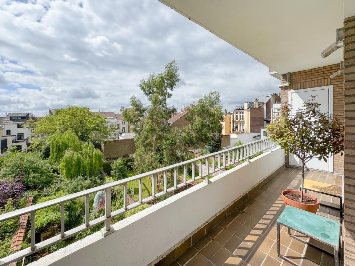 Altitude Cent:  Bel immeuble de rapport 5 unités + garage 