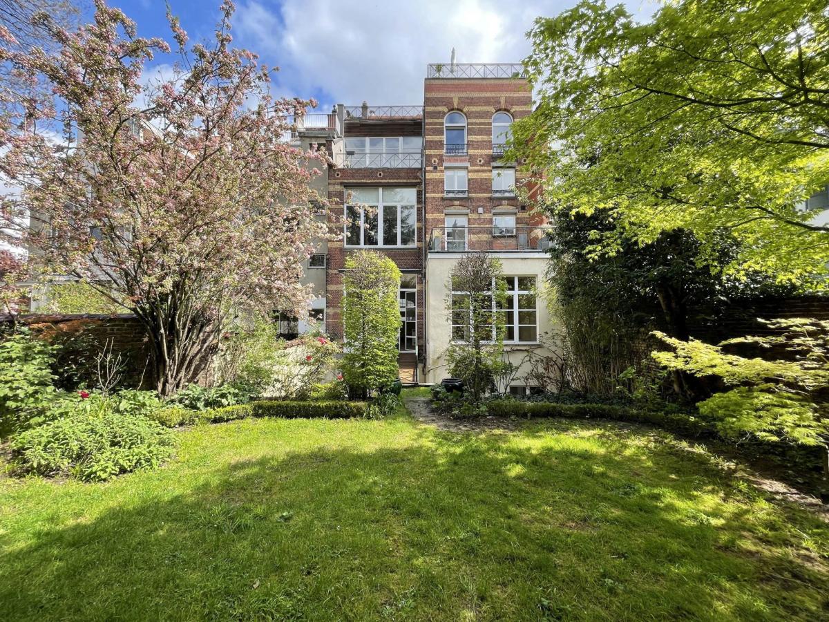 Châtelain/Stéphanie : Superbe duplex rdc avec jardin rénové
