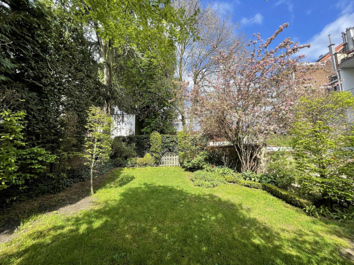Châtelain/Stéphanie : Superbe duplex rdc avec jardin rénové