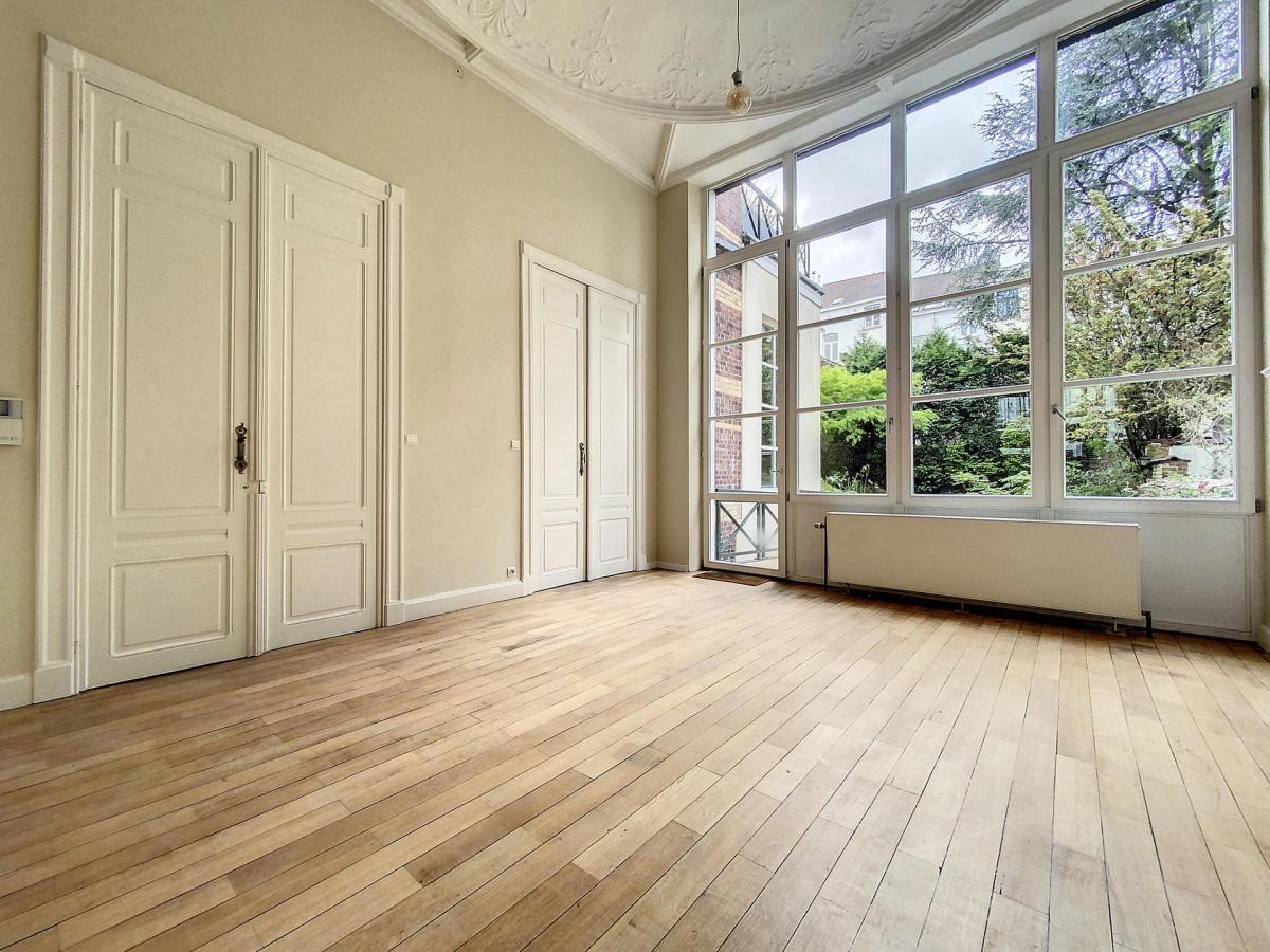Châtelain/Stéphanie : Superbe duplex rdc avec jardin rénové