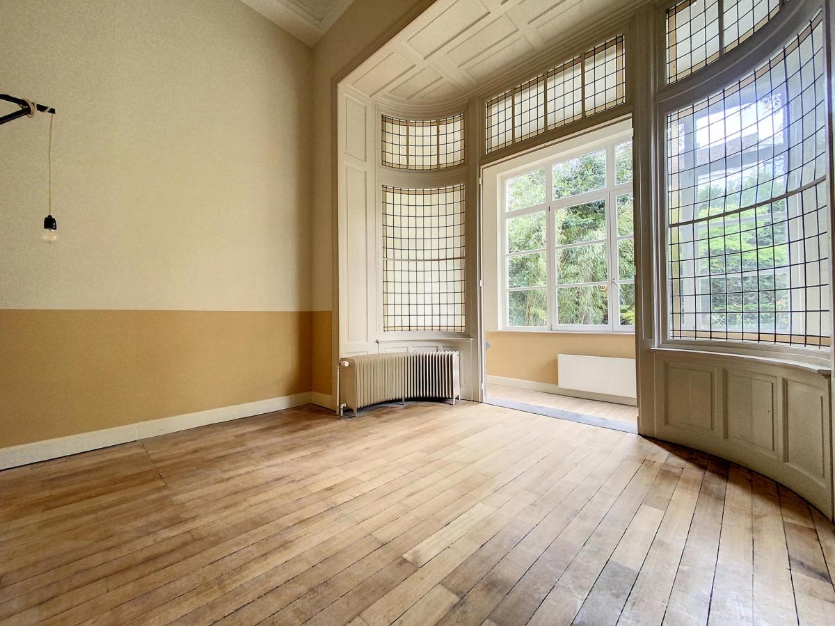 Châtelain/Stéphanie : Superbe duplex rdc avec jardin rénové