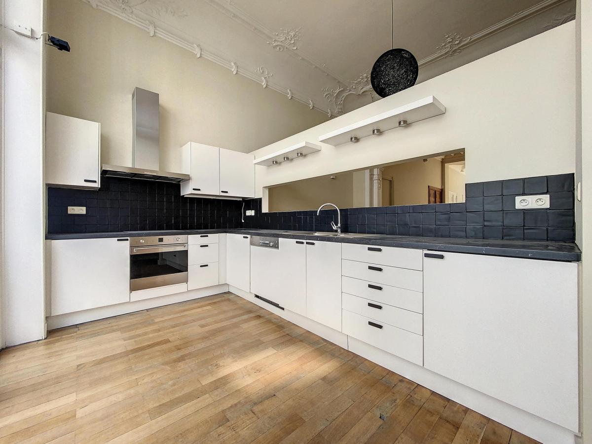 Châtelain/Stéphanie : Superbe duplex rdc avec jardin rénové