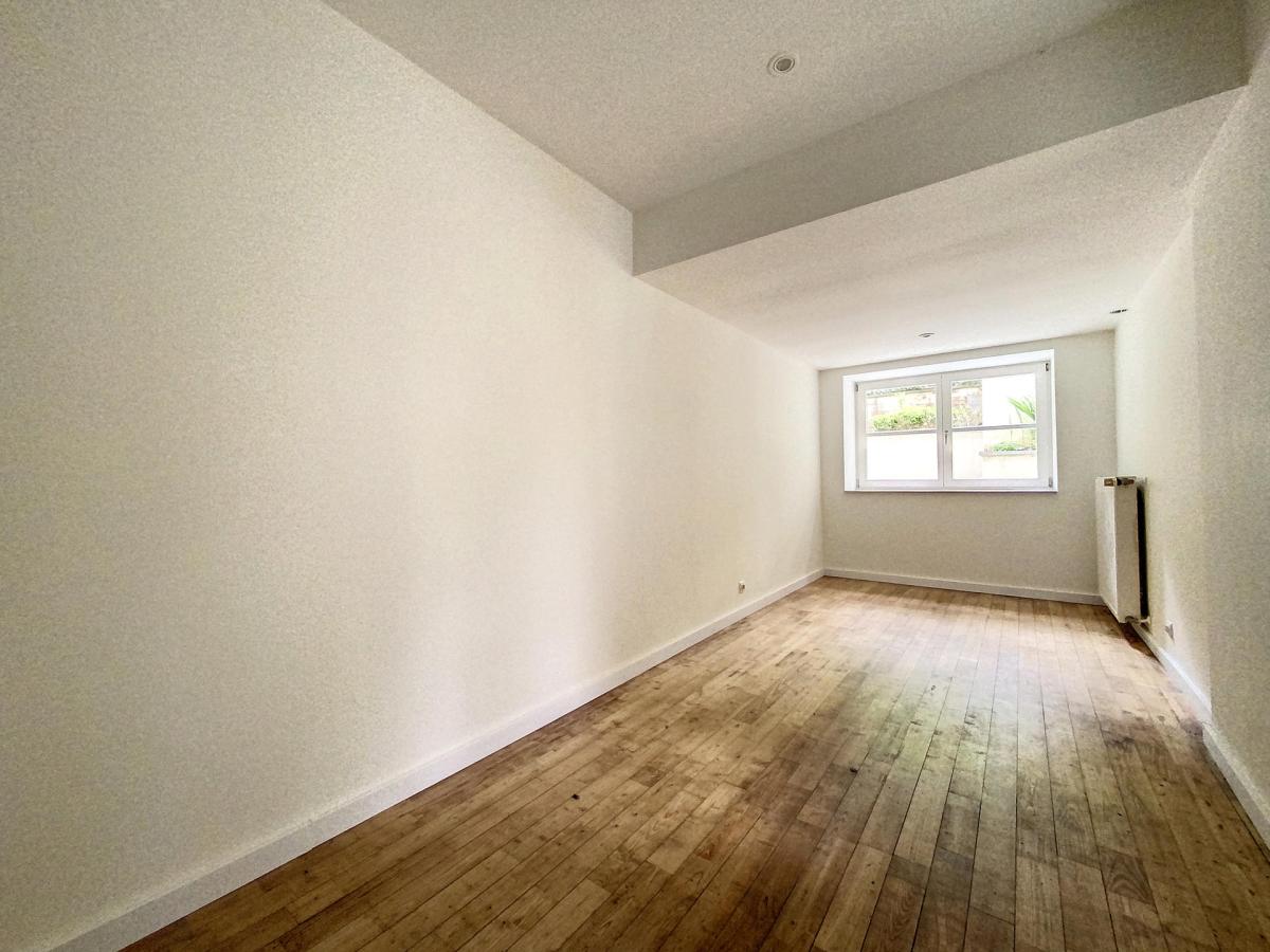 Châtelain/Stéphanie : Superbe duplex rdc avec jardin rénové