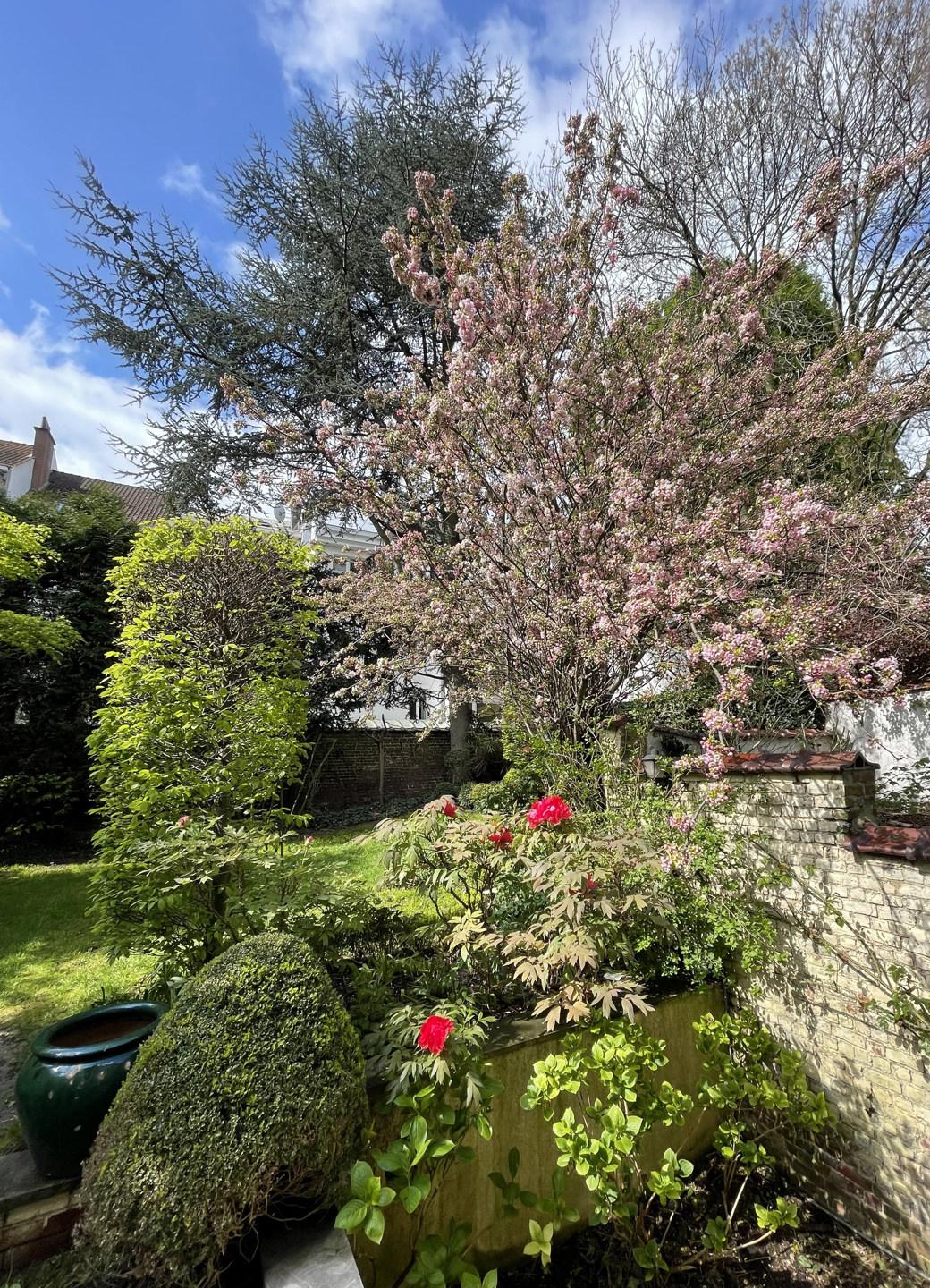 Châtelain/Stéphanie : Superbe duplex rdc avec jardin rénové