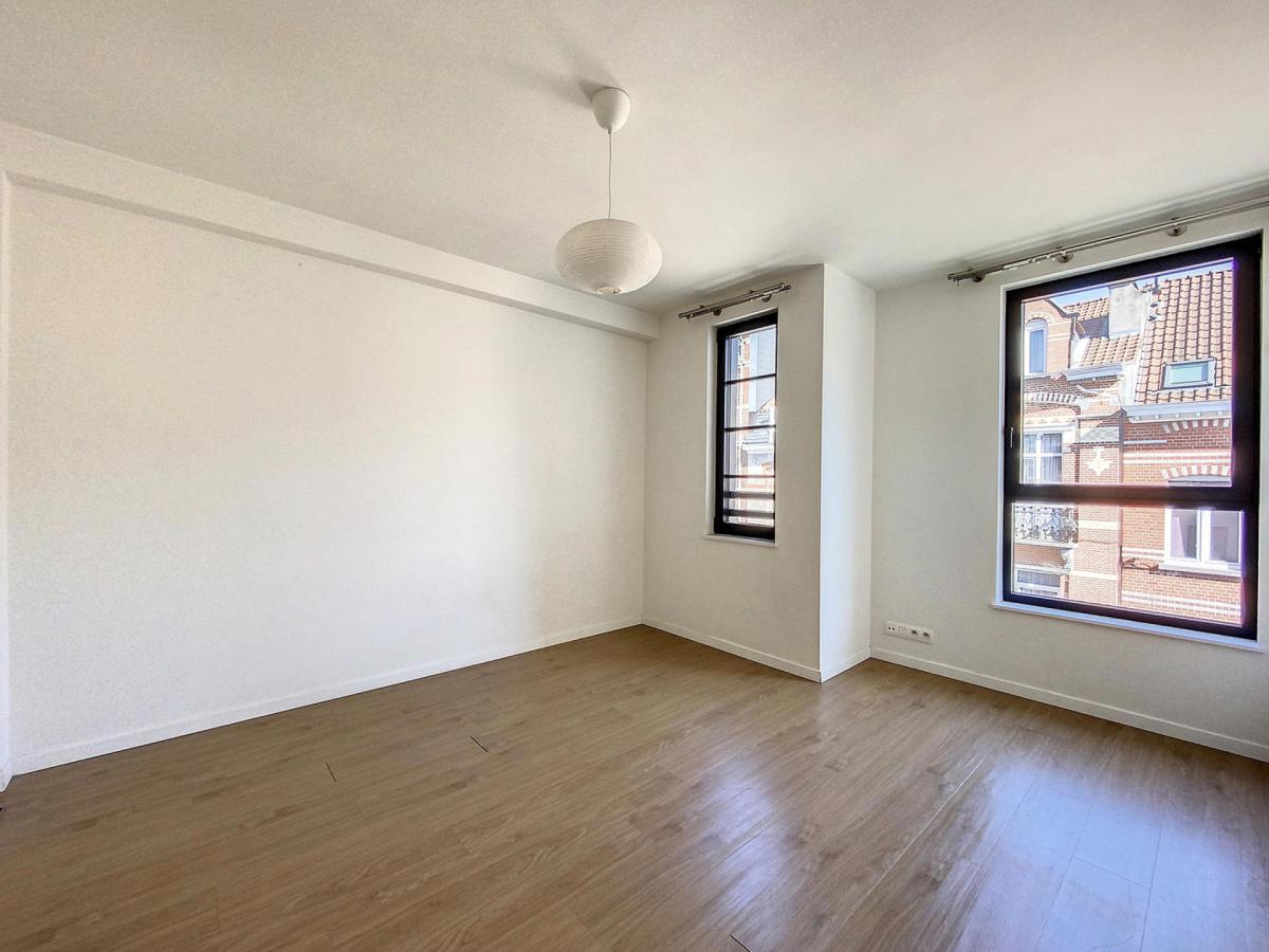 Triomphe : Bel appartement 2 chambres un immeuble récent
